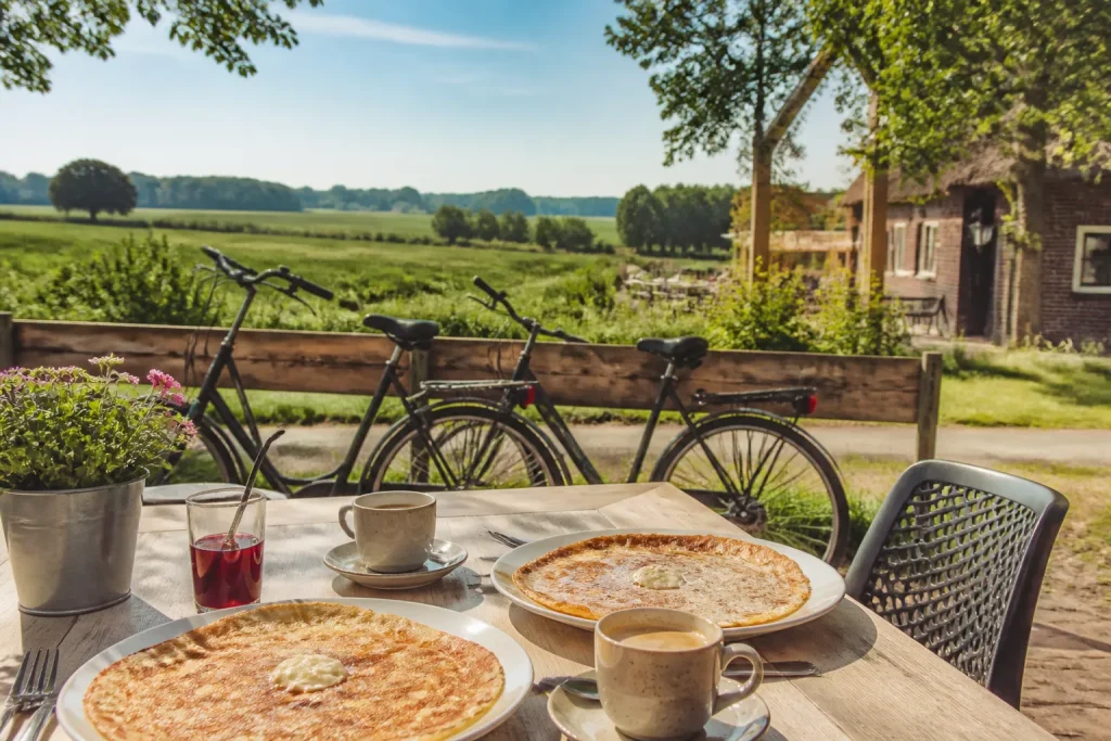 terras bij pannenkoekenboerderij in drentsche aa met fietsen en koffietafel
